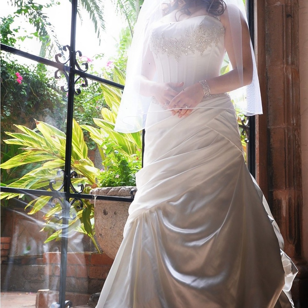 Elegant White Wedding Dress